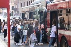 Inizia la scuola, bus gratis ai 14enni, più viaggi in tutta la regione e più soldi per i trasporti