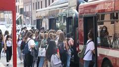 Inizia la scuola, bus gratis ai 14enni, più viaggi in tutta la regione e più soldi per i trasporti