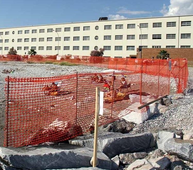 La spiaggetta davanti alla ex colonia Torino dove partiranno i lavori di bonifica