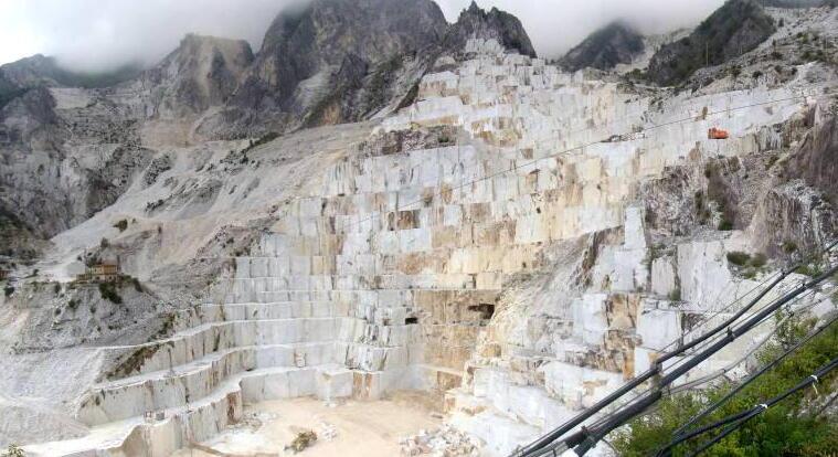 La lavorazione alle cave (foto archivio): il settore lapideo apuano risente molto della tematica come abbiamo scritto in queste ultime settimane più volte