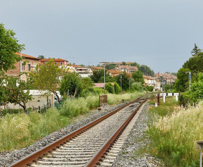 Il tratto della ferrovia a binario unico tra le frazioni di Fontanella-Sant’Andrea e Granaiolo sulla Empoli-Siena dove verrà realizzata una nuova strada che spezzerà in due molte proprietà private