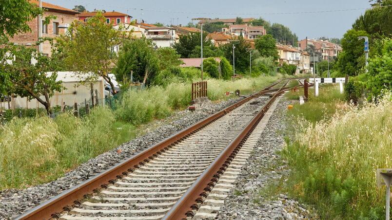 Il tratto della ferrovia a binario unico tra le frazioni di Fontanella-Sant’Andrea e Granaiolo sulla Empoli-Siena dove verrà realizzata una nuova strada che spezzerà in due molte proprietà private