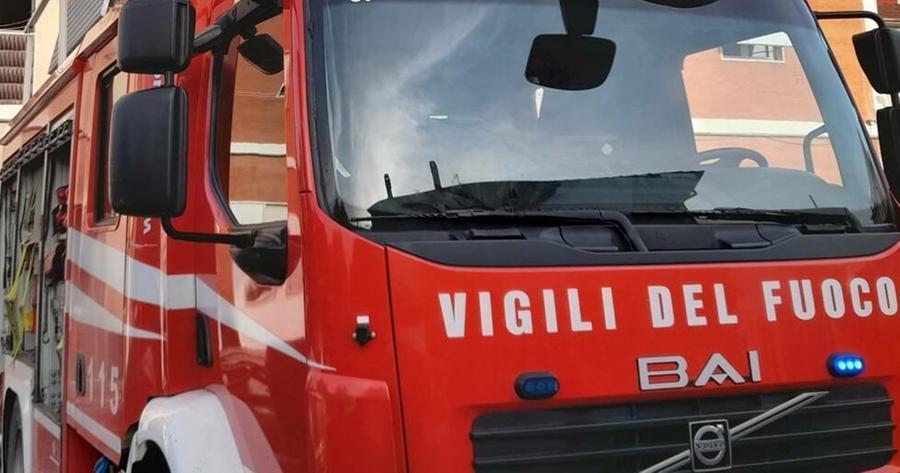 Sesto Fiorentino, incendio in un palazzo: abitanti evacuati e una persona intossicata