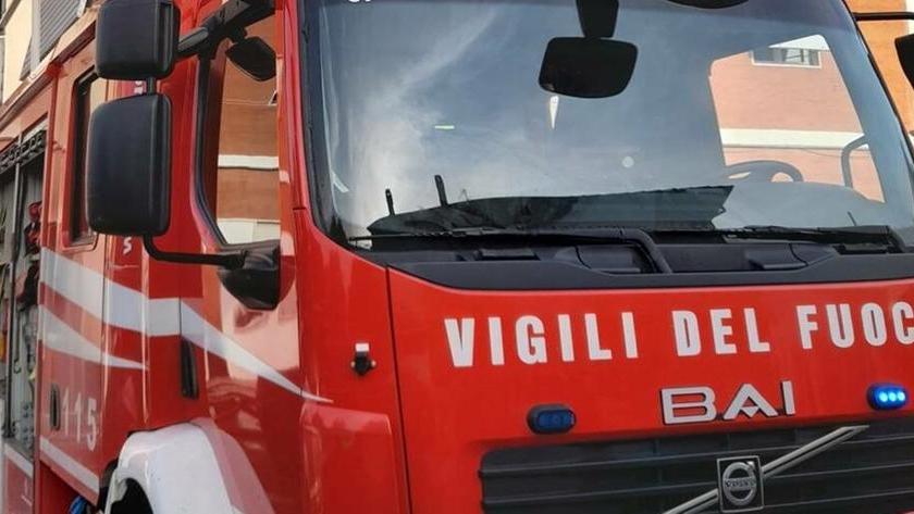 Sesto Fiorentino, incendio in un palazzo: abitanti evacuati e una persona intossicata
