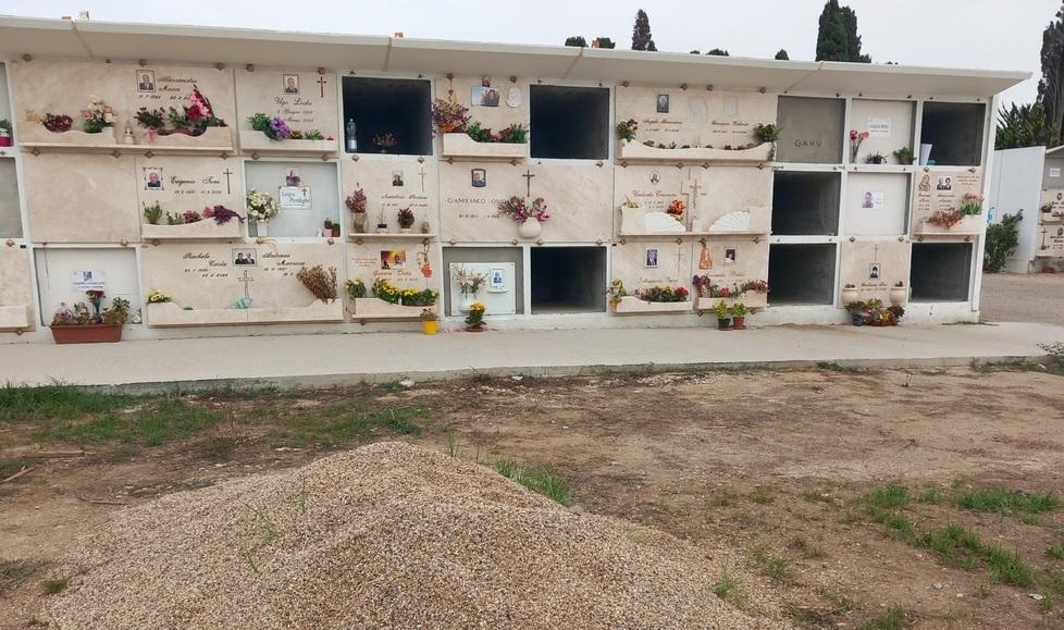 La denuncia dell’ex assessore: «Furti di lapidi in cimitero a Oristano» 