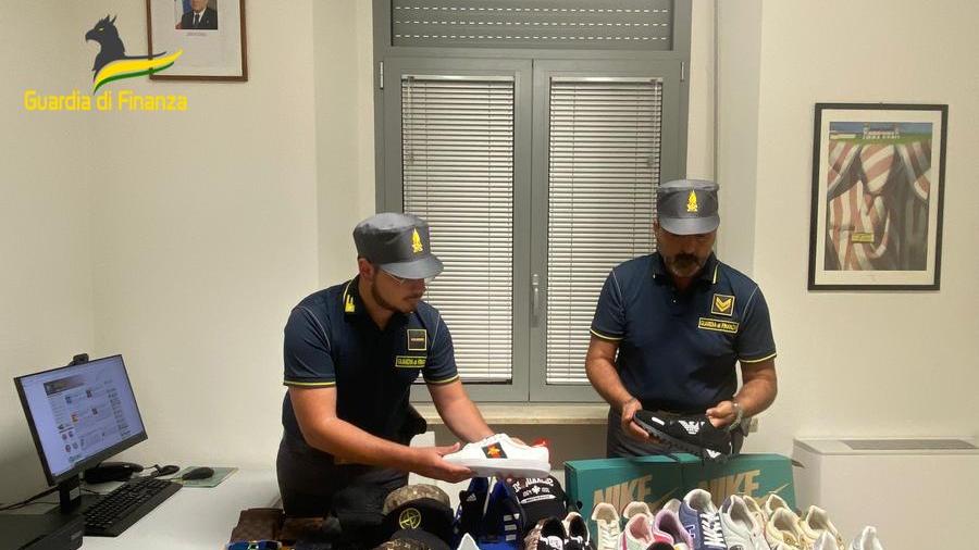 Blitz della Finanza, sequestrata merce contraffatta