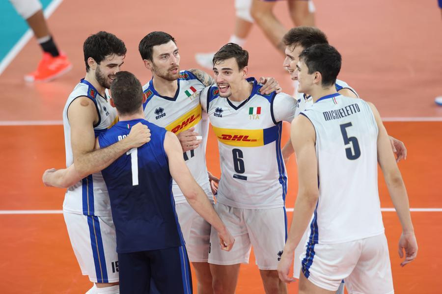 
	La gioia degli azzurri dopo il successo sui francesi per 3-2 (foto sito Fipav)

