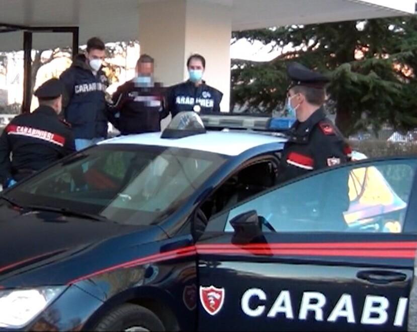 Accusato di prostituzione minorile e anche di violenze sulla ragazzina