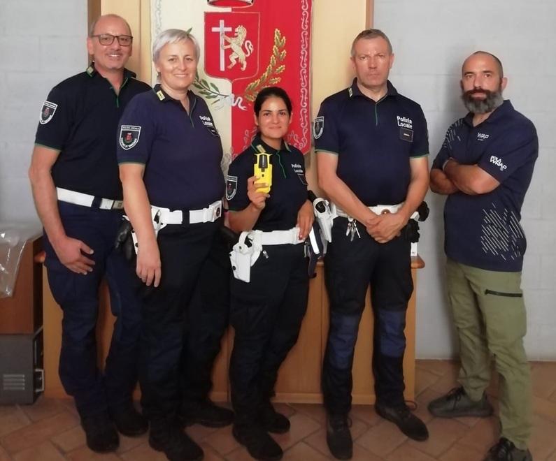 Margherita Mula con i suoi colleghi della polizia locale