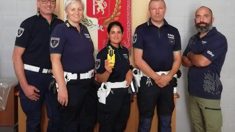 Margherita Mula con i suoi colleghi della polizia locale