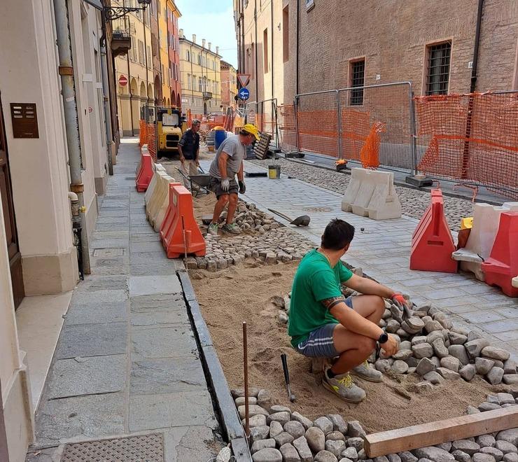 Modena Via Canalino, avanti coi ciottoli Strada riaperta fino a via Servi 