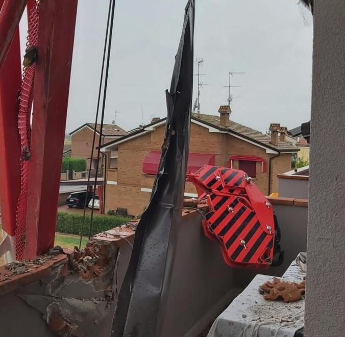 Gru sulle case, ira degli sfollati