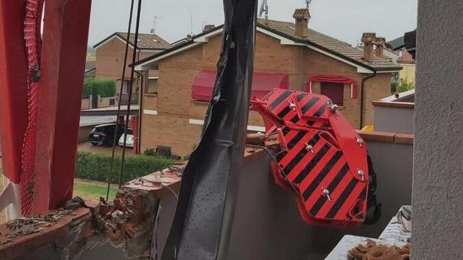 Gru sulle case, ira degli sfollati