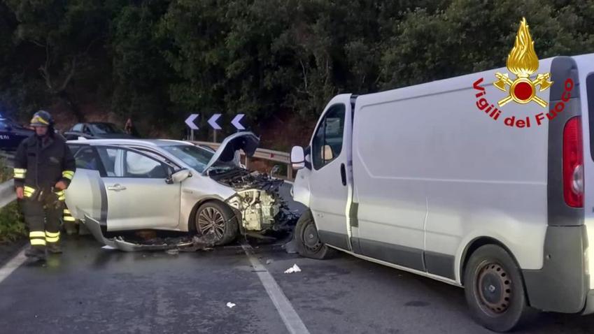 Scontro frontale sulla 125: tre feriti