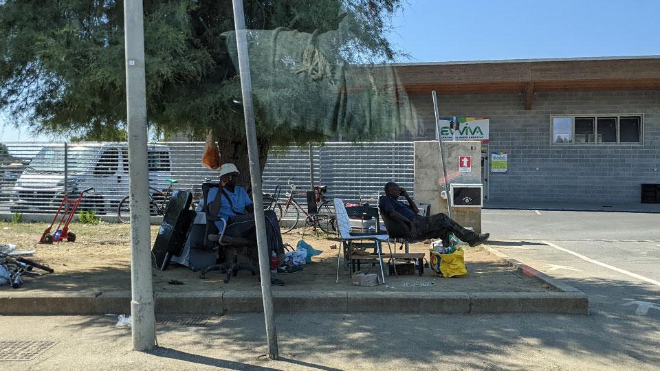 La foto inviataci da un lettore che criticava la mancanza di decoro davanti alla stazione ecologica della Rosa