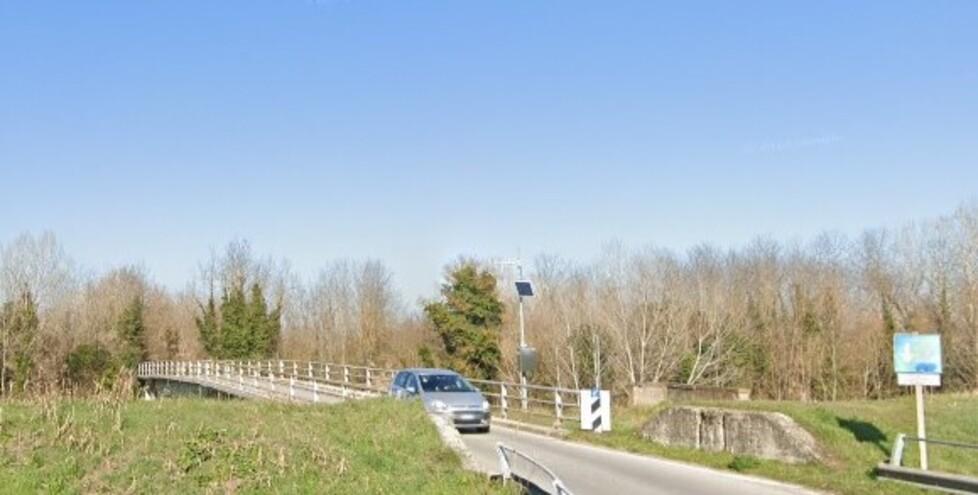 La foto del ponte sul fiume Era che divide il territorio di Pontedera da quello di Ponsacco