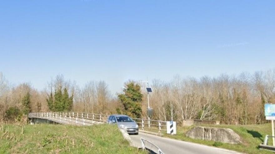 La foto del ponte sul fiume Era che divide il territorio di Pontedera da quello di Ponsacco