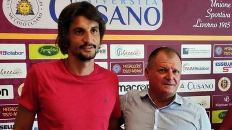 Riccardo Cretella, nuovo centro campista del Livorno, con il ds Marco Braccini