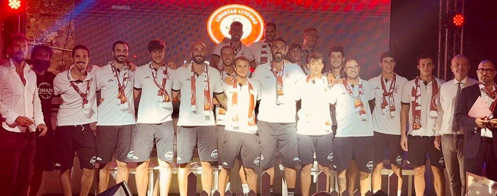 La squadra durante la festa con i tifosi sulla terrazza di Precisamente a Calafuria nuovo  sponsor della società che avrà uno spazio importante anche sulle maglie. Nelle foto sotto i tifosi che hanno salutato la squadra