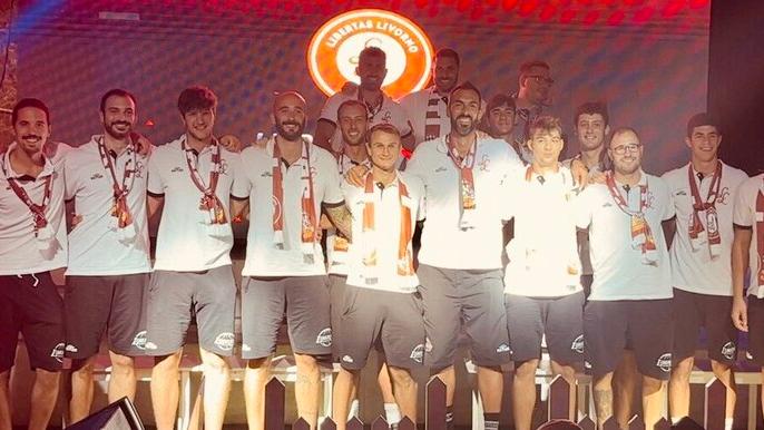 La squadra durante la festa con i tifosi sulla terrazza di Precisamente a Calafuria nuovo sponsor della società che avrà uno spazio importante anche sulle maglie. Nelle foto sotto i tifosi che hanno salutato la squadra