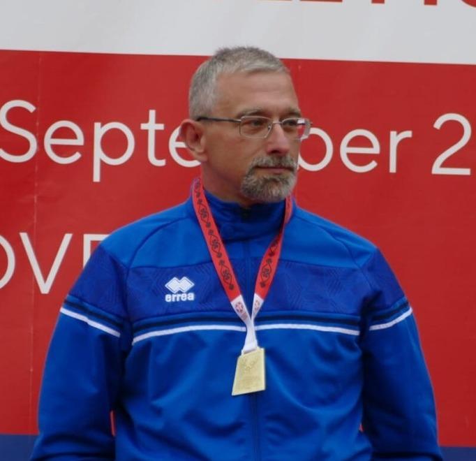 Marco Cesari con la medaglia d’oro al collo sul podio di Mokrice in Slovenia dove ha vinto il campionato del Mondo di tiro con l’arco alla sagoma totalizzando 2446 punti durante i tre giorni in cui si è svolta la competizione iridata