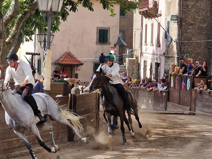 Niente Palio oggi, bomba d’acqua su Castel del Piano