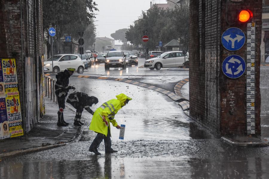 Acquazzone a Grosseto, bloccati attraversamenti e sottopassi 