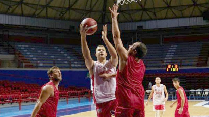 Un’azione dell’amichevole di ieri tra Gema e Prato, al tiro il pivot Paolo Zanini, tornato in rossoblù dopo due stagioni (foto Lenzi)