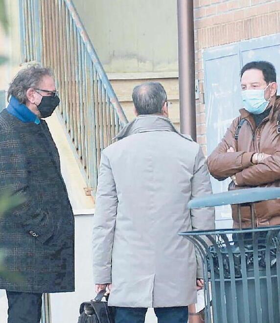 Vigilia del Natale scorso: da sinistra Mario Ceri, Emilio Capaldi e Nicola Di Matteo si incontrano fuori dallo studio del commercialista