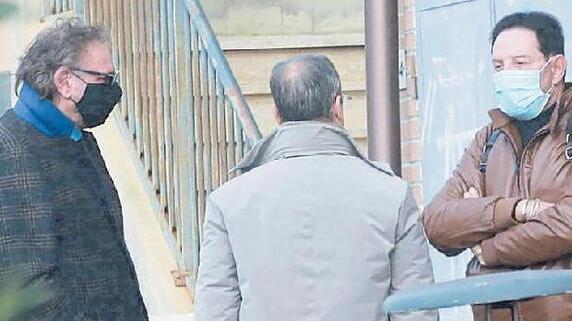 Vigilia del Natale scorso: da sinistra Mario Ceri, Emilio Capaldi e Nicola Di Matteo si incontrano fuori dallo studio del commercialista
