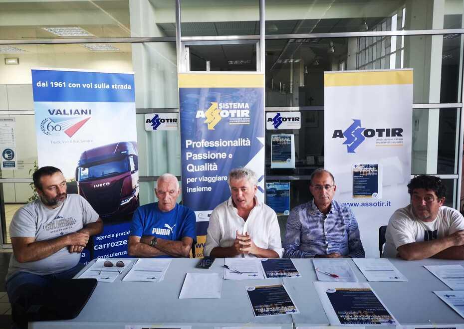 I rappresentanti di Assotir sottolineano che« senza il trasporto  su gomma si ferma tutto: ospedali, aziende, supermercati e molto altro»