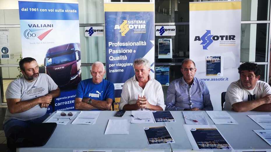 I rappresentanti di Assotir sottolineano che« senza il trasporto su gomma si ferma tutto: ospedali, aziende, supermercati e molto altro»