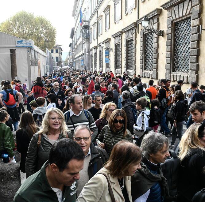 Lucca Comics, l’allarme dalla direzione: «Con il caro alloggi a rischio la qualità del nostro evento»