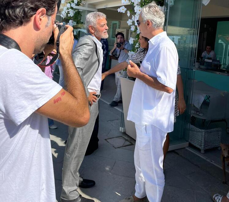 Cuaron inizia le prove della nuova serie tv in Versilia. E Clooney va a trovarlo 