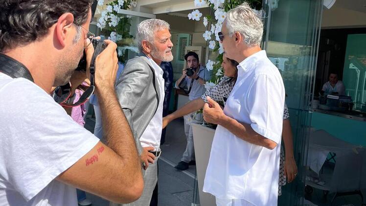 Cuaron inizia le prove della nuova serie tv in Versilia. E Clooney va a trovarlo