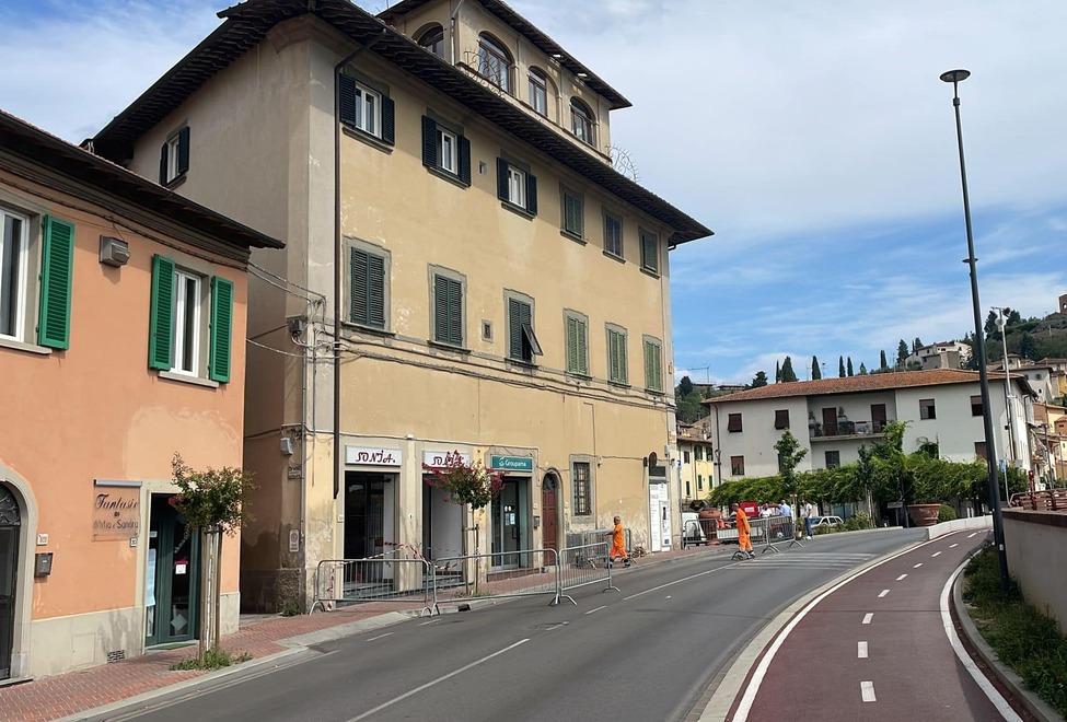 Il palazzo dove si sono staccate le tegole all’angolo tra piazza della Libertà e via Roma