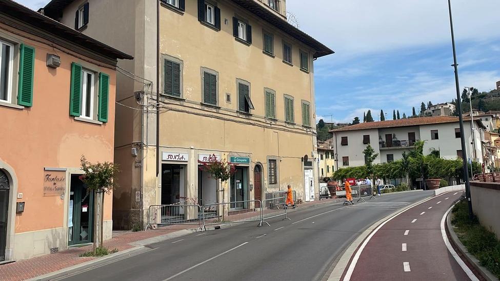 Il palazzo dove si sono staccate le tegole all’angolo tra piazza della Libertà e via Roma