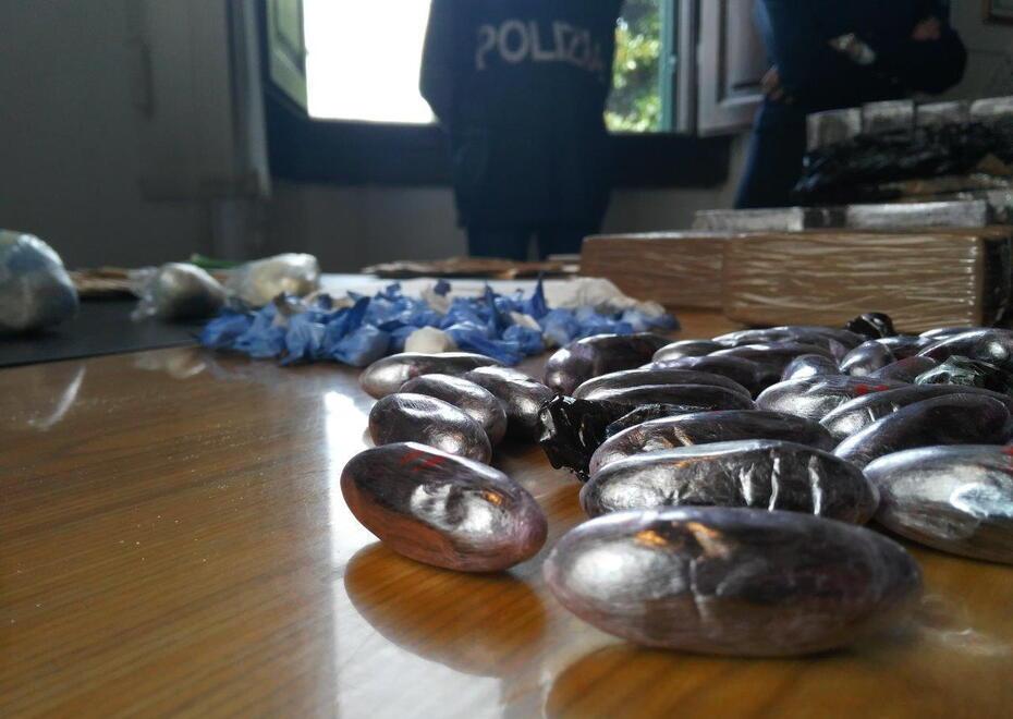 Alcuni ovuli di cocaina sequestrati nell’ambito di un blitz della polizia di Stato (immagine d’archivio)