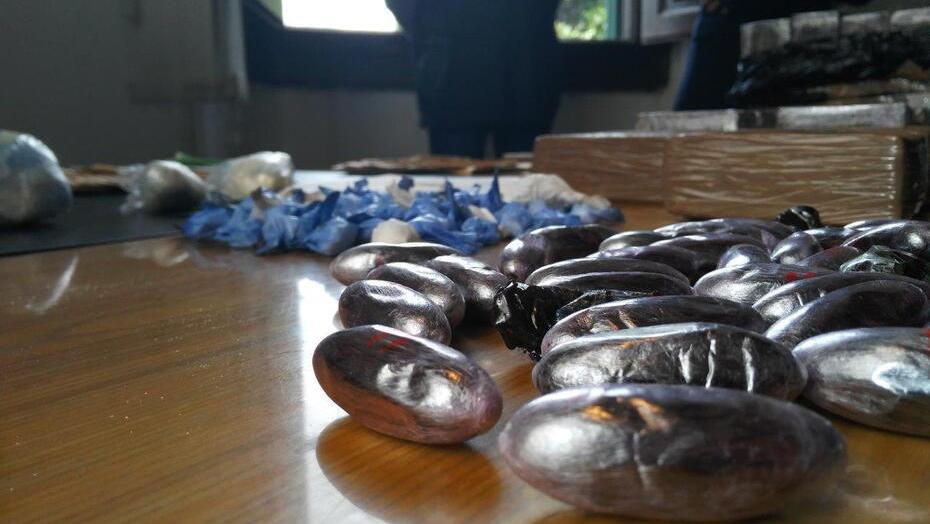 Alcuni ovuli di cocaina sequestrati nell’ambito di un blitz della polizia di Stato (immagine d’archivio)