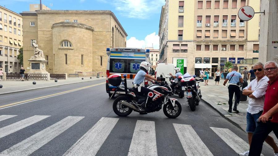 La municipale e l'ambulanza della Misericordia di via Verdi in via Grande. L'investimento è avvenuto di fronte al bar Sole (Foto Daniele Stefanini/Silvi)