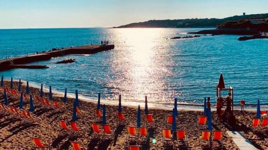 Nella foto in alto una veduta dei bagni Graziella di Caletta: qui è stato arrestato il 39enne