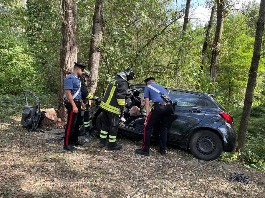 Auto contro albero, grave giovane di 27 anni
