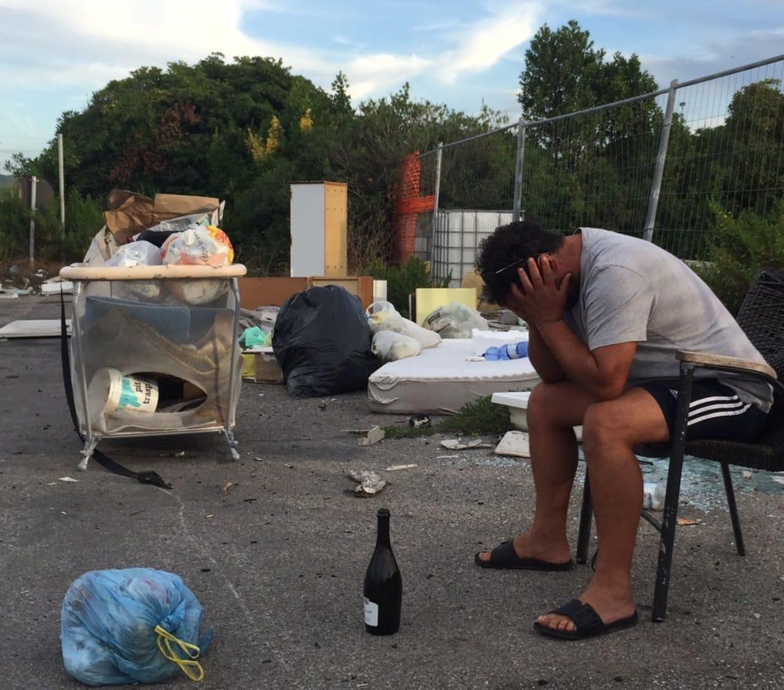 Samir Dashi in mezzo alla discarica