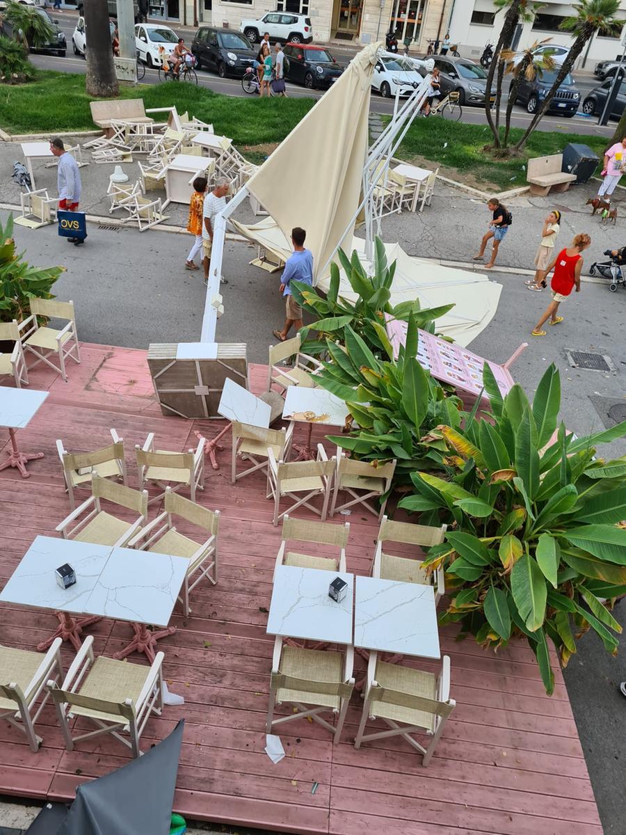 
	I danni causati dal vento in passeggiata a Viareggio

