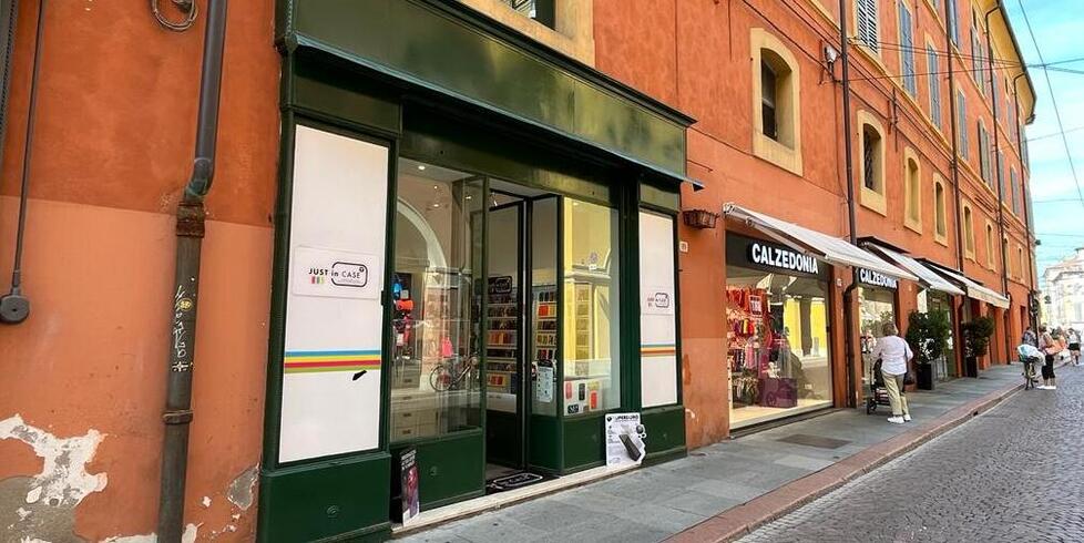 Via Emilia Centro, commessa aggredita e rapinata 