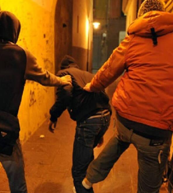 Un’altra banda di baby rapinatori: «Dacci i soldi o non ne esci vivo»