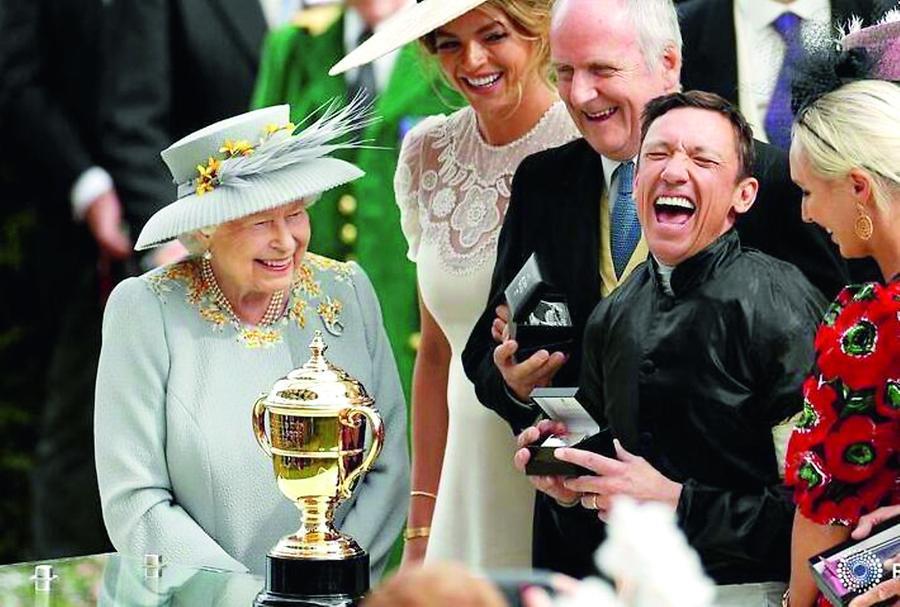 
	La Regina premia Frankie Dettori che era uno dei suoi fantini preferiti

