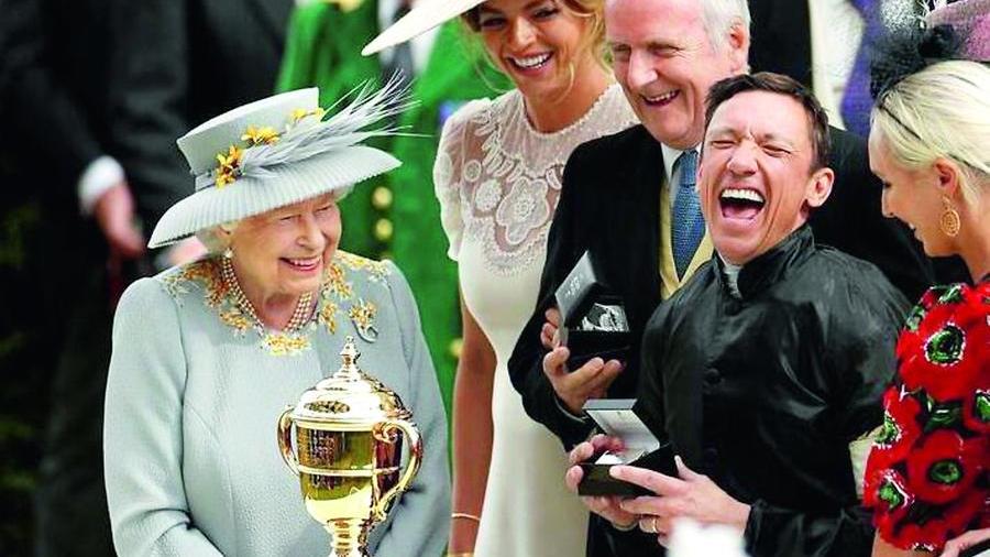 La Regina premia Frankie Dettori che era uno dei suoi fantini preferiti