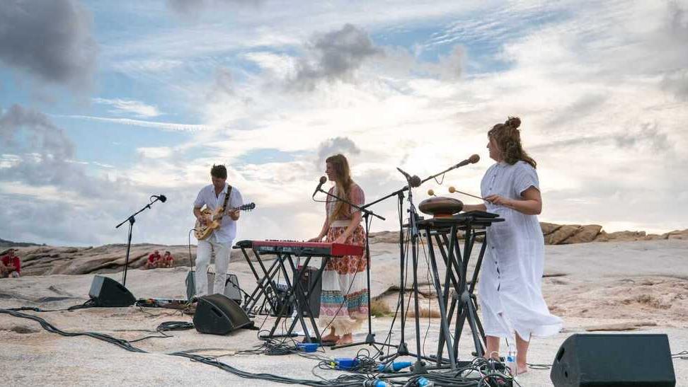Musica, vento e la voce di Synne Sanden aprono il festival sulla scogliera