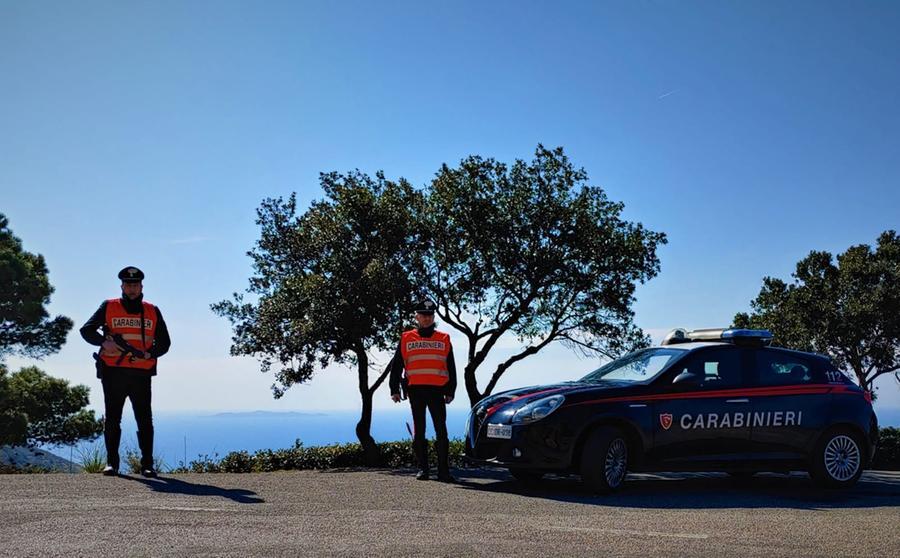 Abbandona rifiuti a Cala Moresca, colto in flagrante dai carabinieri